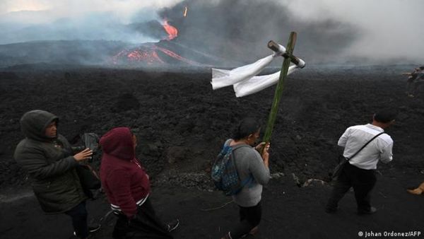 Volcán de Fuego en Guatemala entra en erupción