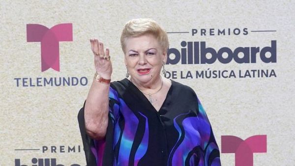 Paquita la del Barrio recibe su Billboard junto a Bad Bunny