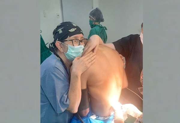 Crónica / DOCTORA “ABRAZOS”. “Tenemos que sentir con nuestros pacientes”