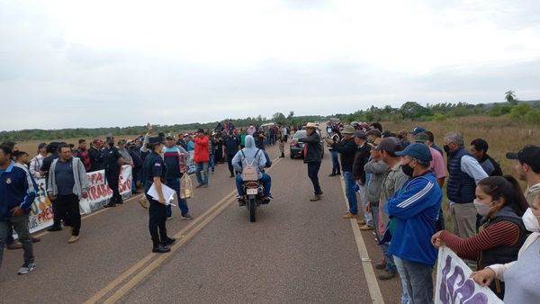 Productores cerraron ruta y amenazan con llegar a Asunción