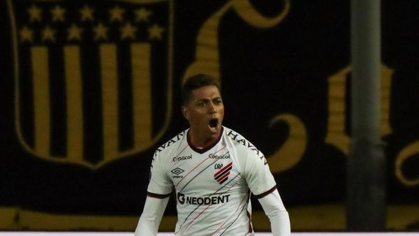 Paranaense golpea a Peñarol en Montevideo