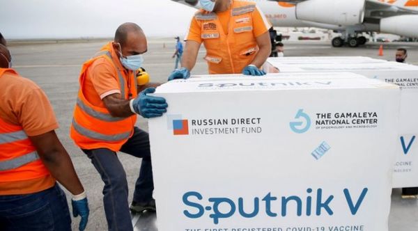 Los rusos comienzan a viajar al exterior para vacunarse con Pfizer