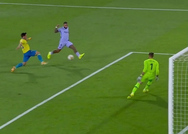 Memphis Depay falla de manera increíble y lo condenan en redes