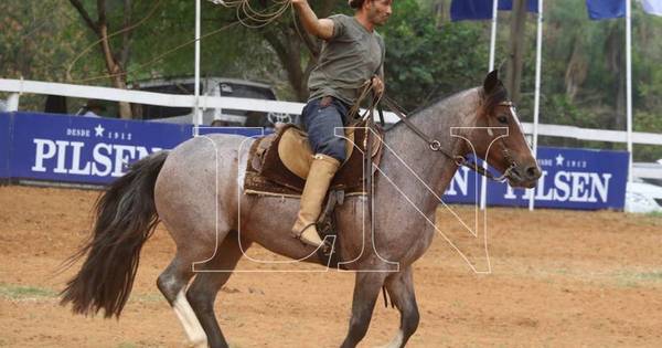 La Nación / El lanzamiento de lazo fue el atractivo en la Expo Ganadera