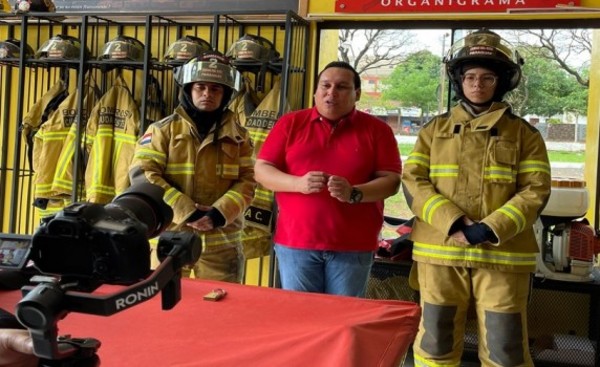 Rolando Segovia propone salario para bomberos