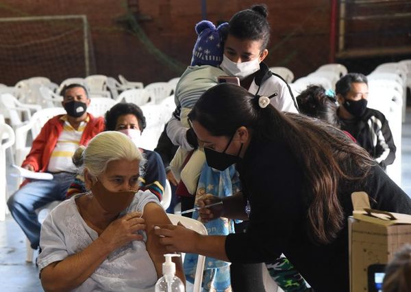 Instan a vacunarse “hasta que se acaben las dosis” - Nacionales - ABC Color