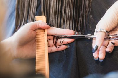 India: Multan a una peluquería con 271.000 dólares por un corte mal hecho a una modelo