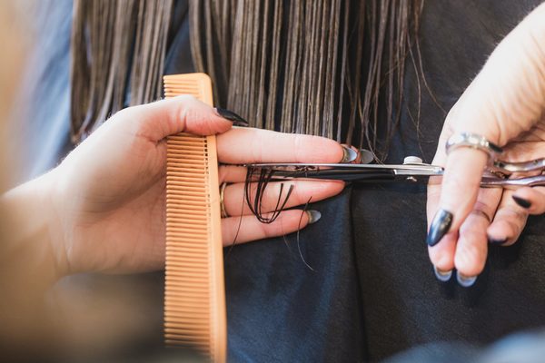 India: Multan a una peluquería con 271.000 dólares por un corte mal hecho a una modelo