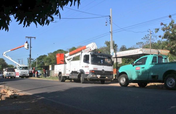 ANDE realiza mantenimiento a líneas de media tensión en barrios de Luque - .::Agencia IP::.