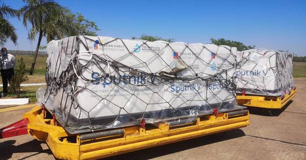 La Nación / Llegaron 107.000 dosis de la Sputnik V y 316.800 de AstraZeneca