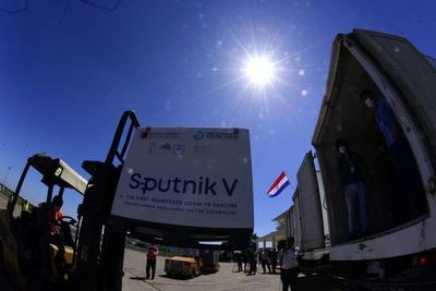 Arribaron las dosis de Sputnik V y las de AstraZeneca donadas por España - A La Gran 7-30 - ABC Color