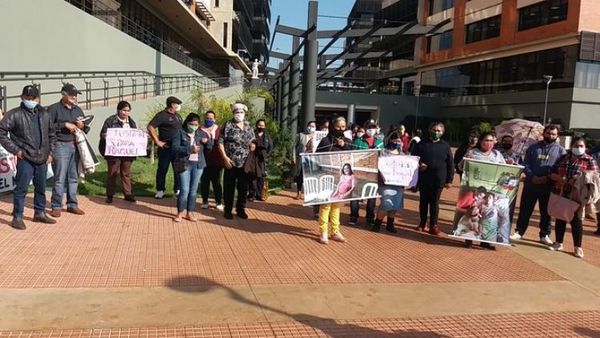 Caso Raquelita: Más de 30 gremios de diferentes rubros apoyan fallo contra médicas