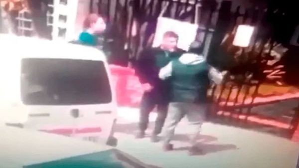 Luego de un cruce en un grupo de WhatsApp, un hombre fue atacado por otro padre y perdió un ojo - Megacadena — Últimas Noticias de Paraguay