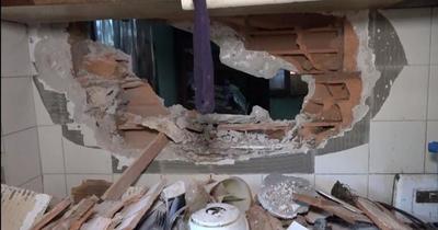 San Lorenzo: grúa cayó sobre una vivienda y provocó grandes destrozos