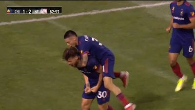 Tras ligar castigo, anotó un gol y festejó con rabia