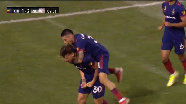 Tras ligar castigo, anotó un gol y festejó con rabia