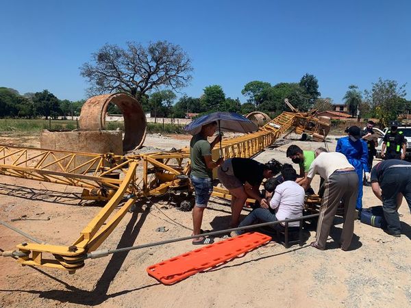 Grúa de varios metros se desploma, lesiona a operador y destruye parte de una casa - Nacionales - ABC Color