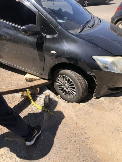 Automóvil queda atascado en un profundo bache en Luque - Nacionales - ABC Color