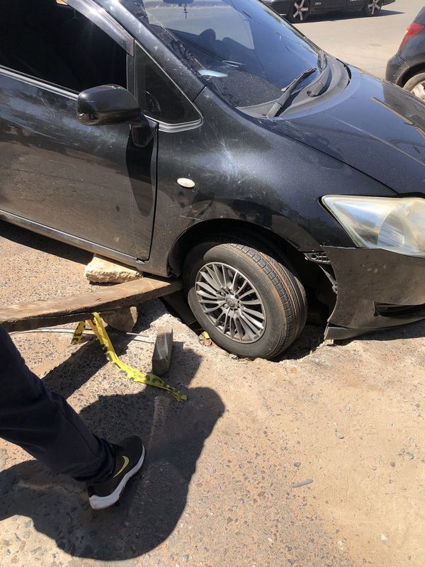 Automóvil queda atascado en un profundo bache en Luque - Nacionales - ABC Color