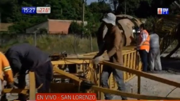 Estructura de una grúa cayó sobre una casa y dejó un herido | Noticias Paraguay