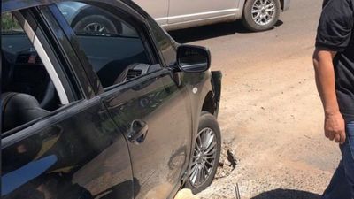 Enorme bache en Luque "tragó" la mitad de un auto