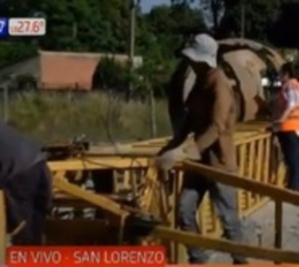 Estructura de una grúa cayó sobre una casa y dejó un herido - Paraguay.com