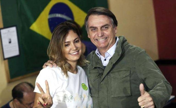 Diario HOY | Critican a esposa de Bolsonaro por vacunarse contra el covid en EEUU