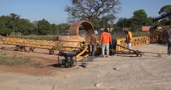 La Nación / Familia se salvó de milagro: grúa cayó sobre una vivienda y provocó grandes destrozos