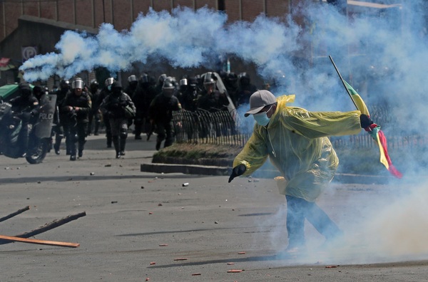 El conflicto cocalero en Bolivia deja destrozos en una unidad policial - MarketData