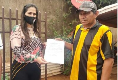 Entrega de certificados a beneficiarios con discapacidades