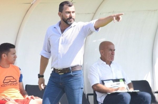 Crónica / “Nito” Villalba: “LOS DT PARAGUAYOS REMAMOS DE ATRÁS”