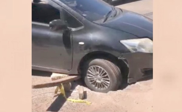 Crónica / Autazo cayó a un feroz hoyo en plena avenida