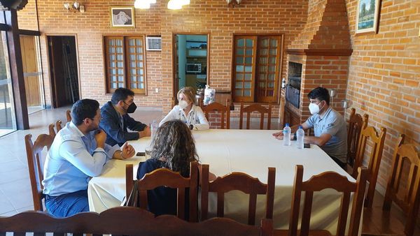Apuril visita a familia de secuestrados