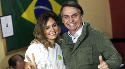 Critican a esposa de Bolsonaro por vacunarse contra el covid en EEUU