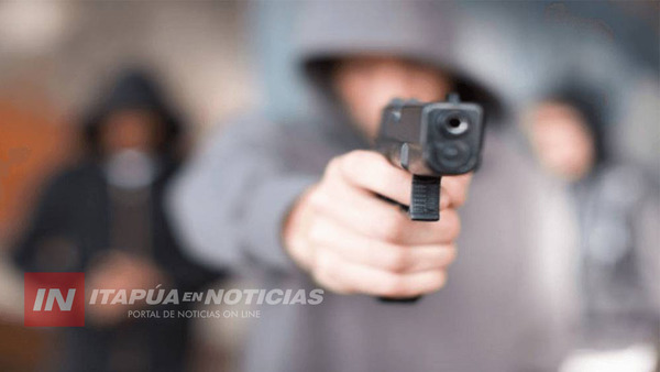 PENSÓ QUE ASALTANTES USABAN ARMA DE FUEGO DE JUGUETE Y LE DISPARARON