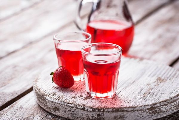 Cómo hacer tu propio licor de frutilla - Gastronomía - ABC Color
