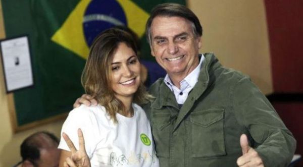 Critican a esposa de Bolsonaro por vacunarse contra el covid en EEUU