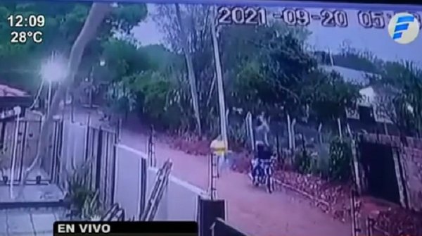 Arrojó su cartera a patio ajeno para evitar asalto pero ladrón trepó muralla y la recuperó | Noticias Paraguay