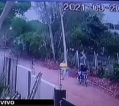Arrojó su cartera a patio ajeno e igual ladrón fue a recuperarla - Paraguay.com