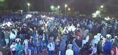 Aglomeración y cero protocolo en evento de candidato liberal en Caacupé - Nacionales - ABC Color