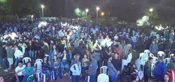 Aglomeración y cero protocolo en evento de candidato liberal en Caacupé - Nacionales - ABC Color