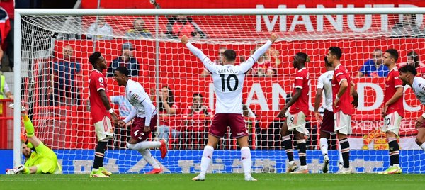 Martínez desafió a CR7, Fernandes malogró un penal y el United cae en casa