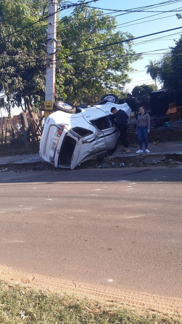 Automovilista evitó impactar a un motociclista, su camioneta chocó contra una columna y volcó - Nacionales - ABC Color