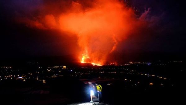 Aeropuerto en Islas Canarias cierra por ceniza volcánica