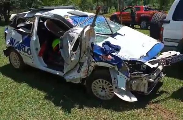 Piloto de rally sufre traumatismo de cráneo leve tras aparatoso vuelco  - Nacionales - ABC Color