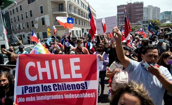 Diario HOY | "¡Fuera ilegales!": Gran marcha en puerto del norte de Chile contra la migración