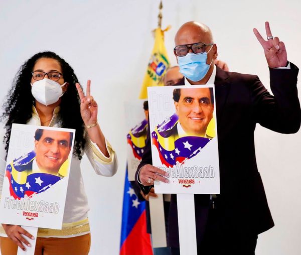Delegación chavista llegó a la mesa de diálogo en México con carteles que exigen la liberación del testaferro de Maduro, pr