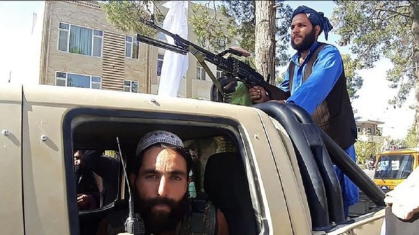 Talibanes ya no ocultan su brutalidad: Mataron y colgaron en público a cuatro personas (Imágenes sensibles)