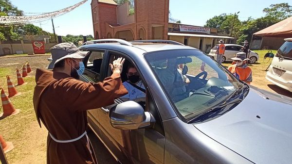 Buena concurrencia de vehículos en tradicional bendición de los capuchinos - ABC en el Este - ABC Color