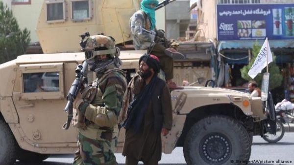 Talibanes matan y cuelgan en plazas públicas a cuatro secuestradores